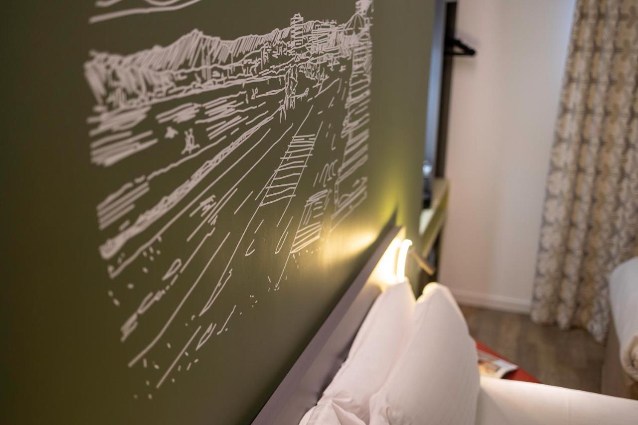 Hotel Restaurant Kyriad Frejus Luaran gambar