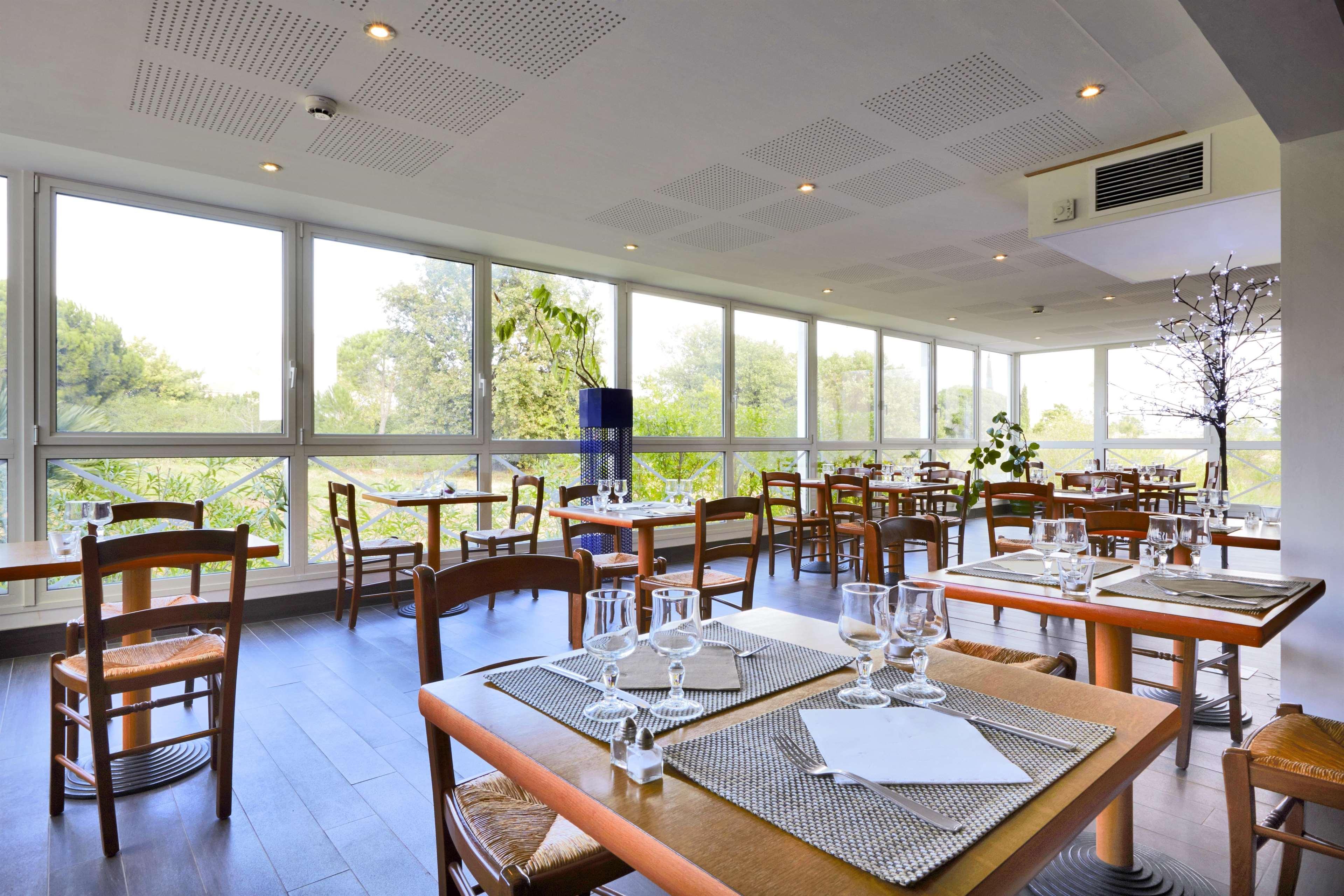 Hotel Restaurant Kyriad Frejus Luaran gambar
