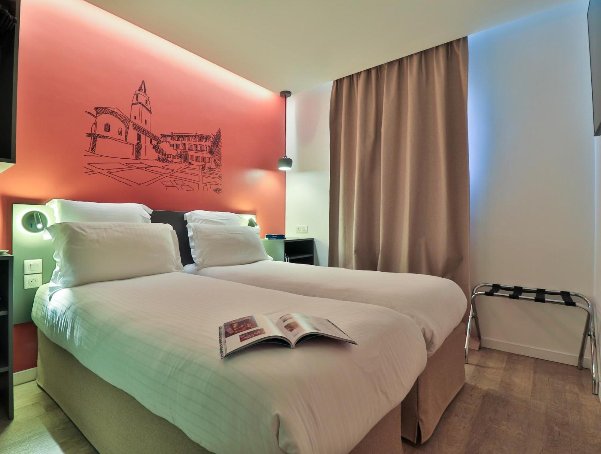Hotel Restaurant Kyriad Frejus Luaran gambar