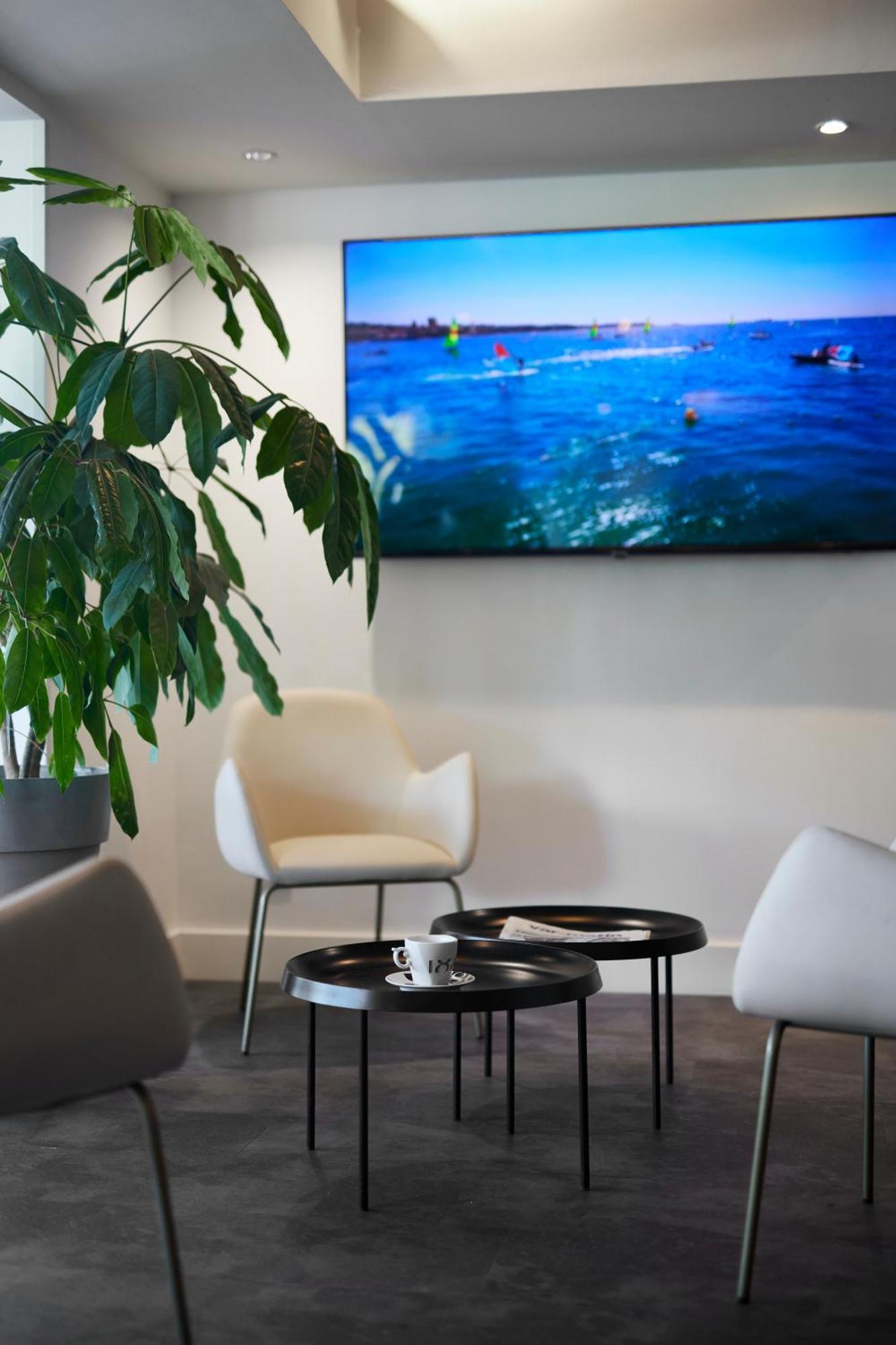 Hotel Restaurant Kyriad Frejus Luaran gambar