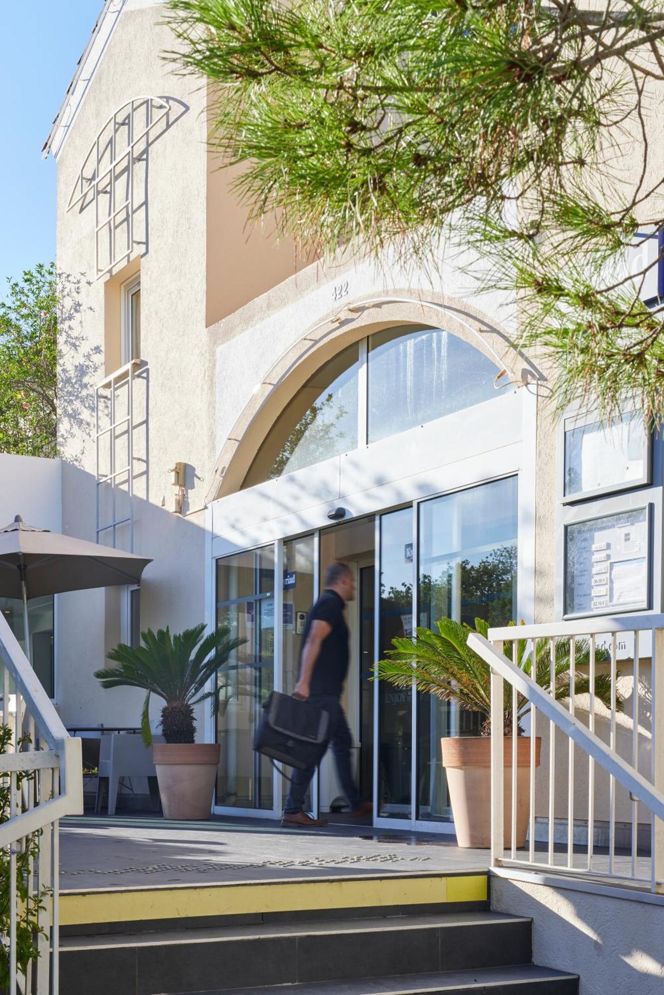 Hotel Restaurant Kyriad Frejus Luaran gambar